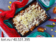 Chilaquiles with chicken and sour cream and sauce on a gray background. Стоковое фото, фотограф Татьяна Терехина / Фотобанк Лори
