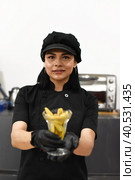 Mexican woman serving santa fe (caramelized banana with whisky) in mexican cafe (2022 год). Стоковое фото, фотограф Татьяна Терехина / Фотобанк Лори