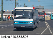 Автобус Ikarus-253.52 Alfa на Дворцовом мосту.  Парад ретро транспорта международного транспортного фестиваля SPb TransportFest. Санкт-Петербург (2023 год). Редакционное фото, фотограф Виктор Карасев / Фотобанк Лори