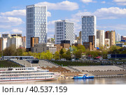 Embankment and pier of the city of Ufa on a May day. Стоковое фото, фотограф Ирина Толокновская / Фотобанк Лори