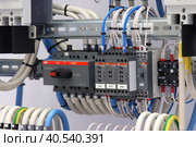 Электрический рубильник компании ABB для переключения режимов работы в электрическом распределительном щите для Умного дома. (2023 год). Редакционное фото, фотограф Нелик Дулатов / Фотобанк Лори
