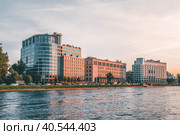 Luxurious apartments in St. Petersburg, Russia. View across the Malaya Nevka river. (2020 год). Редакционное фото, фотограф Саблин Станислав / Фотобанк Лори