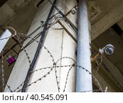 Опора моста защищенная колючей проволокой и оборудованная видеоконтролем. Стоковое фото, фотограф Вячеслав Палес / Фотобанк Лори