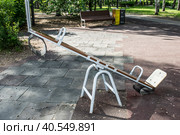 Детская качель в парке летом. Стоковое фото, фотограф Наталья Владимировна Сергеева / Фотобанк Лори