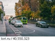 A tow truck removes cars of violators on the city street. Moscow. (2020 год). Редакционное фото, фотограф Саблин Станислав / Фотобанк Лори