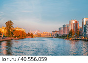 Residential neighborhood of Krestovsky Island in St. Petersburg. View of the bridge from the Bolshaya Nevka River. (2020 год). Стоковое фото, фотограф Саблин Станислав / Фотобанк Лори