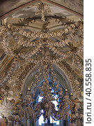 Czech Republic. Skulls and bones in the ossuary in Kutna Hora. Close up detailed view of Sedlec Ossuary, Church of Bones in Kutna Hora, decorated with real human skeleton bones. (2016 год). Редакционное фото, фотограф Анна Кривицкая / Фотобанк Лори