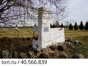 Мемориальный комплекс Большое заречье в Ленинрадской области, печи домов деревни сожженной немцами во время ВОВ. Редакционное фото, фотограф Максим Соколов / Фотобанк Лори