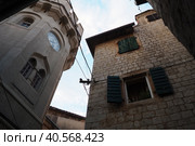 Herceg Novi, Montenegro, Sat-kula tower, Sahat-kula, Tora, chapel tower, Clock tower 08.10.22 Narrow street with stone houses, shutters on the windows. Old medieval city. Tourism and real estate. (2022 год). Редакционное фото, фотограф Юлия Петровская / Фотобанк Лори