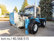 New modern agricultural wheeled tractor KhTZ 150K (2017 год). Редакционное фото, фотограф FotograFF / Фотобанк Лори
