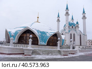 People under the Qol Sharif mosque in Kazan Kremlin. It was built in 1996-2005 in memory of the legendary 16th century mosque (2018 год). Редакционное фото, фотограф Анна Кривицкая / Фотобанк Лори