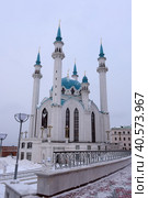 People under the Qol Sharif mosque in Kazan Kremlin. It was built in 1996-2005 in memory of the legendary 16th century mosque (2018 год). Редакционное фото, фотограф Анна Кривицкая / Фотобанк Лори
