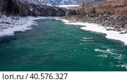 Горный Алтай зимой: хребет Айгулак, река Катунь. Вид с воздуха. Altai mountains in winter: Aigulak ridge, Katun River. Aerial view. Стоковое видео, видеограф Евгений Романов / Фотобанк Лори