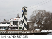 Верстовой столб в городе Покров на трассе Волга-М7 (2023 год). Стоковое фото, фотограф Дмитрий Неумоин / Фотобанк Лори