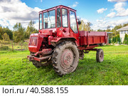 Колесный сельскохозяйственный трактор ХТЗ Т-16М производства Харьковского завода (2020 год). Редакционное фото, фотограф FotograFF / Фотобанк Лори