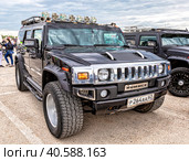 Черные роскошные автомобили Hummer паркуются на городской улице (2019 год). Редакционное фото, фотограф FotograFF / Фотобанк Лори