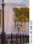 Light and music fountain on a summer evening. Natural Museum-reserve "Tsaritsyno". Fountain in Tsaritsyno Park. (2023 год). Редакционное фото, фотограф Photojuli / Фотобанк Лори