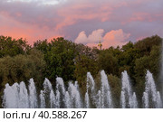 Light and music fountain on a summer evening. Natural Museum-reserve "Tsaritsyno". Fountain in Tsaritsyno Park. (2023 год). Редакционное фото, фотограф Photojuli / Фотобанк Лори