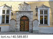 The door of the Brotherhood of blackheads in Tallinn. Estonia. (2014 год). Редакционное фото, фотограф Анна Кривицкая / Фотобанк Лори