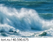 Вздымающиеся морские волны и брызги от сильного ветра. Шторм на море. Стоковое AI-изображение, AI-художник Александр Бушков / Фотобанк Лори