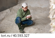 Man farmer checking quality of maize flour. Стоковое фото, фотограф Яков Филимонов / Фотобанк Лори