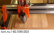 The rapid shoot. The wood cnc machine grinds the cutting Board automatically. Стоковое видео, видеограф Денис Кебедов / Фотобанк Лори