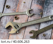 Close-up wrenches on a wooden surface. Background with tools for business, industry, shops. Стоковое фото, фотограф Бузмакова Светлана / Фотобанк Лори