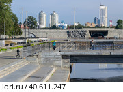 Сквер, набережная и Плотинка на реке Исеть в Екатеринбурге летом (2016 год). Стоковое фото, фотограф Ольга Соколова / Фотобанк Лори