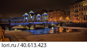 Lomonosov Bridge - a bridge across the Fontanka River in the Central District of St. Petersburg, with New Year's night illumination (2019 год). Редакционное фото, фотограф Анна Кривицкая / Фотобанк Лори