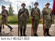 Солдаты в форме Корниловского ударного полка (Добровольческая армия) царской армии времен Первой мировой войны во время построения на фестивале "Времена и эпохи" в городе Москве, Россия (2023 год). Редакционное фото, фотограф Николай Винокуров / Фотобанк Лори