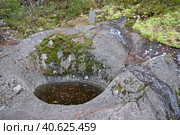 Исполинский котёл, также известный как чёртова маслобойка, представляет собой обычно большую и цилиндрическую выбоину, пробуренную в твердой породе под ледником. Стоковое фото, фотограф Александр Маслов / Фотобанк Лори