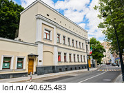 Здание посольства Мексики в Российской Федерации. Большой Лёвшинский переулок, 4. Летний день. Москва (2023 год). Редакционное фото, фотограф E. O. / Фотобанк Лори