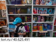 Детские книги в продаже на ежегодном книжном фестивале "Красная площадь" в городе Москве, Россия (2023 год). Редакционное фото, фотограф Николай Винокуров / Фотобанк Лори