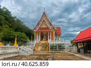 Wat Khao Chong Pran Temple for people pray to buddha and look Hundred Million Bats from Khao Chong Pran Cave (2018 год). Редакционное фото, фотограф Анна Кривицкая / Фотобанк Лори