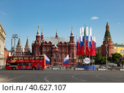 Вид на праздничную Манежную площадь с Историческим музеем и Арсенальной башней Московского Кремля, Москва, Россия (2023 год). Редакционное фото, фотограф Наталья Волкова / Фотобанк Лори