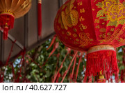 Chinese lamp in wat Saman Rattanaram (2019 год). Редакционное фото, фотограф Анна Кривицкая / Фотобанк Лори