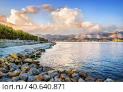 Черное море на закате, набережная Адмирала Серебрякова, Краснодарский край, Новороссийск (2022 год). Стоковое фото, фотограф Baturina Yuliya / Фотобанк Лори