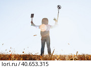Man with metal detector equipment searching for metal goods in the field. Стоковое фото, фотограф Сергей Толмачёв / Фотобанк Лори