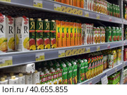 Packages with juices and nectars on the shelves in the supermarket (2015 год). Редакционное фото, фотограф Анна Кривицкая / Фотобанк Лори