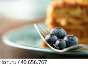 Four blueberries on fork near cake close up. Стоковое фото, фотограф Сергей Толмачёв / Фотобанк Лори