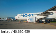 Российский пассажирский новый самолет МС-21 бортовой номер 73051 с собственным именем "Яковлев" на Международном авиационно-космическом салоне МАКС-2019 в Жуковском, Россия, вид слева. Редакционное фото, фотограф Малышев Андрей / Фотобанк Лори