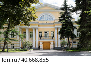Главный дом городской усадьбы Давыдова. Солнечный летний день. Москва. Россия (2023 год). Редакционное фото, фотограф E. O. / Фотобанк Лори