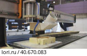 An automatic machine carves a structure inside an object at the exhibition of technologies. Стоковое видео, видеограф Константин Шишкин / Фотобанк Лори