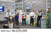 5 may 2023, Lisbon, Portugal, Feira Internacional de Lisboa - Portugal national music performance - men and women in folk clothes playing musical instruments. Редакционное видео, видеограф Константин Шишкин / Фотобанк Лори