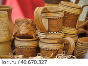 Mugs with a lid made of birch bark in the shop. Стоковое фото, фотограф Анна Кривицкая / Фотобанк Лори
