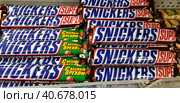 Snicker chocolate bar in grocery store (2018 год). Редакционное фото, фотограф Анна Кривицкая / Фотобанк Лори