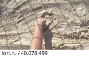 A child draws a heart on the sand in the sandbox as a sign of love and care for nature. Summer holiday concept. High quality 4k footage. Стоковое видео, видеограф Татьяна Радевич / Фотобанк Лори