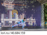 Инструктор йоги на празднике дня йоги в парке Царицыно (2023 год). Редакционное фото, фотограф Сергей Никифоров-Гордеев / Фотобанк Лори