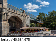 View of Bogdan Khmelnitskiy bridge in spring rainy day (2018 год). Редакционное фото, фотограф Анна Кривицкая / Фотобанк Лори