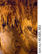 Stalactites and stalagmites in Luray Caverns, Virginia, USA (2016 год). Стоковое фото, фотограф Анна Кривицкая / Фотобанк Лори